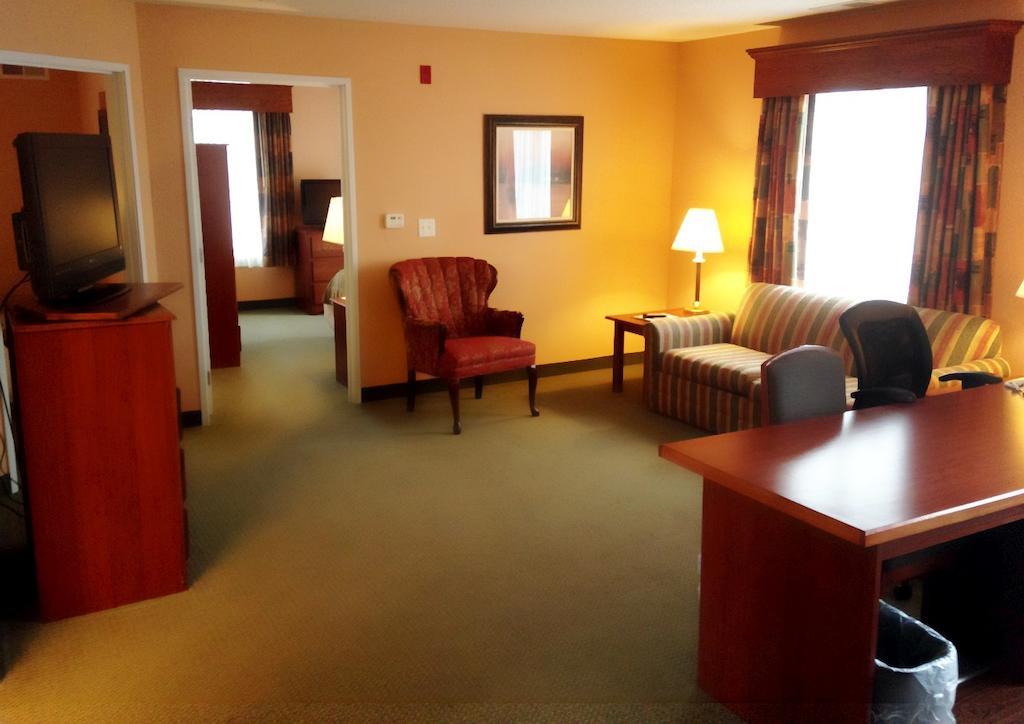 Grandstay Hotel & Suites Downtown Sheboygan Room photo